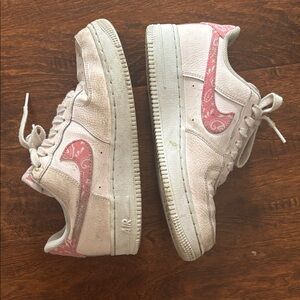 Nike Air Force 1 in White and Pink
